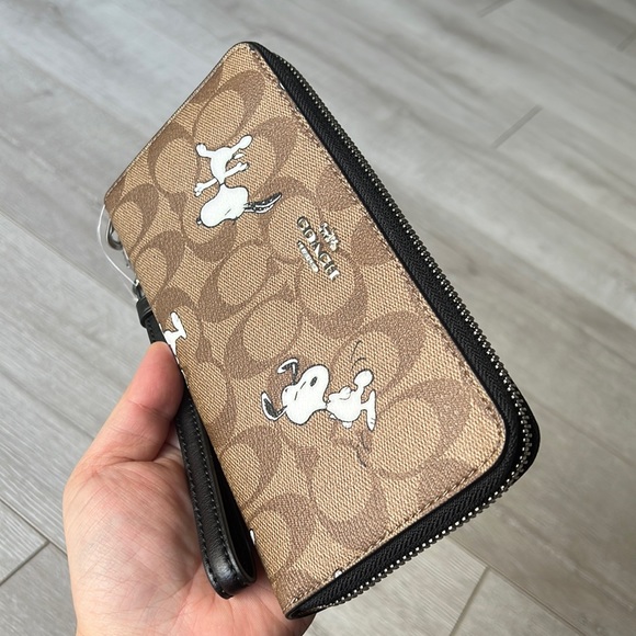 Coach X Peanuts Long Zip Around Wallet In Signature Canvas With Snoopy - Picture 3 of 12